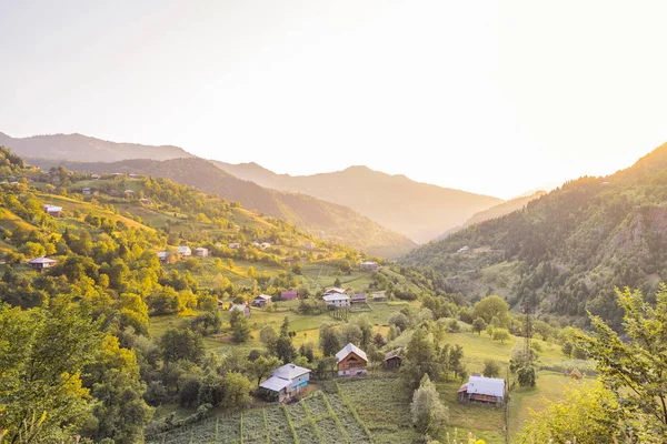 Kleines Dorf zwischen Bergen — Stockfoto