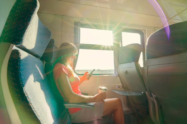 Девушка, путешествующая на поезде — стоковое фото