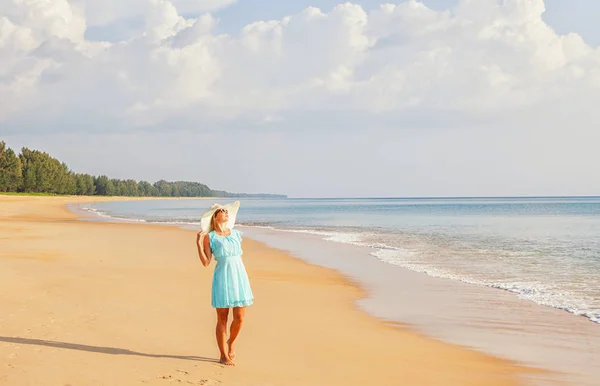 Mujer caminando en hermosa playa vacía — Foto de Stock