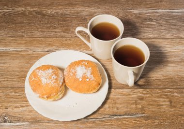 Bardak çay ve çörekler