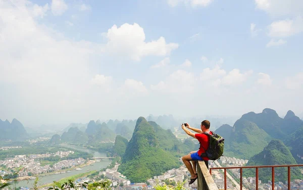 徒步旅行者背包拍一张照 — 图库照片