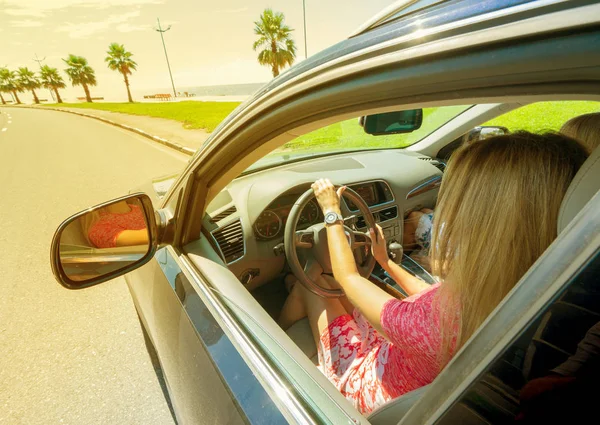 Mujer conducir un coche — Foto de Stock