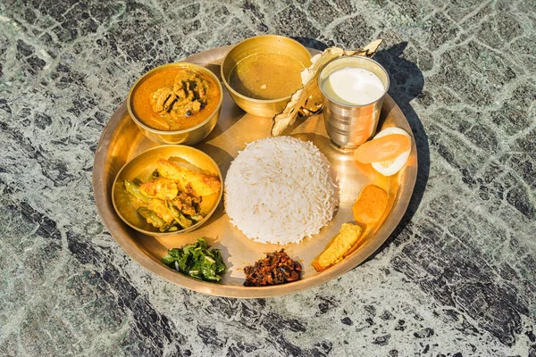 Tradycyjne potrawy nepalska - thali (dal bhat — Zdjęcie stockowe