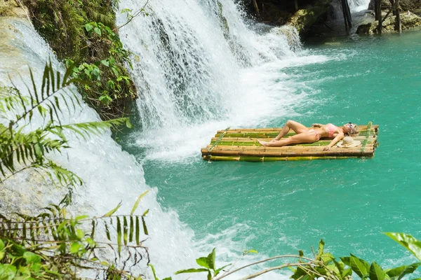 Mulher Biquíni Relaxante Jangada Bambu Perto Cachoeira — Fotografia de Stock
