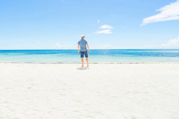 Homme Décontracté Chapeau Debout Sur Plage Vue Arrière — Photo