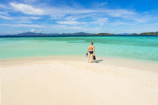 Man Snorkeling Mask Flippers Standing Paradise Beach Back View Vacation — Stock Photo, Image