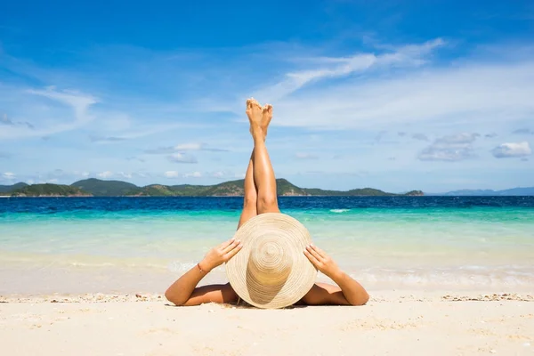 Mujer Con Sombrero Playa Concéntrate Sombrero — Foto de Stock