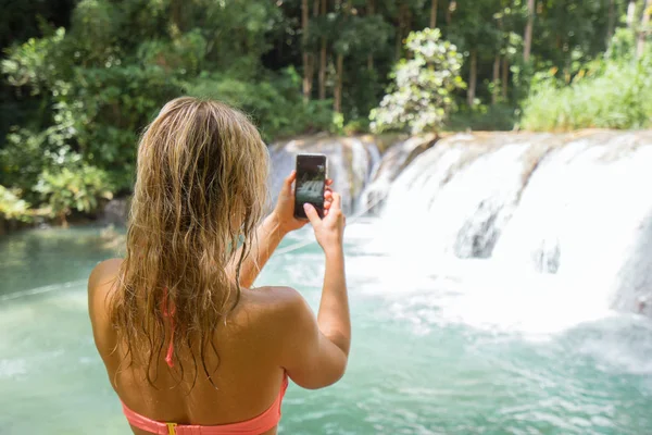 Donna Turista Piedi Vicino Alla Cascata Fare Foto Smart Phone — Foto Stock