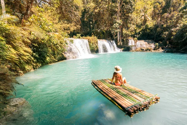 Frau Bikini Und Hut Sitzt Auf Bambusfloß Und Genießt Blick — Stockfoto