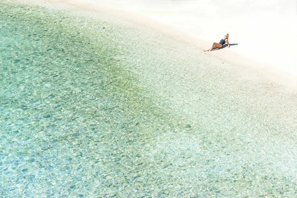 Mulher Fato Banho Preto Relaxante Praia Vazia Com Água Azul — Fotografia de Stock