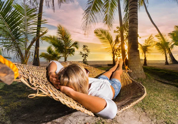 Frau Entspannt Sich Auf Hängematte Bei Sonnenuntergang Strand Urlaubskonzept — Stockfoto