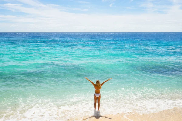 Glad Ung Kvinna Vita Badkläder Med Upphöjda Händer Stranden Bakifrån — Stockfoto