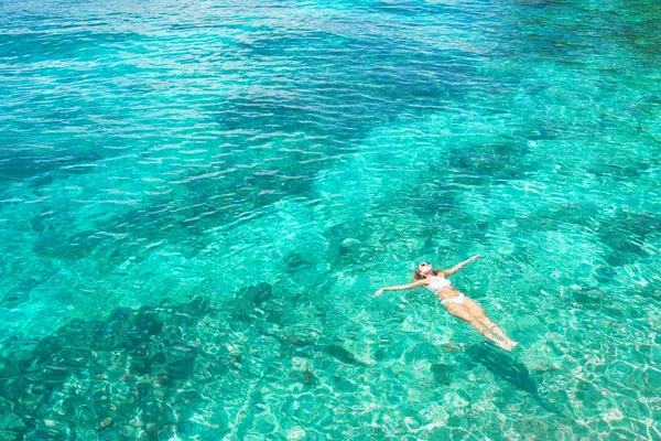 Mujer Joven Nadando Hermoso Mar Azul Vista Aérea Disparo Aéreo — Foto de Stock
