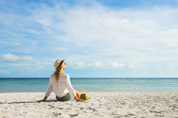 Mujer Con Sombrero Gafas Sol Sentada Playa Con Coco — Foto de Stock