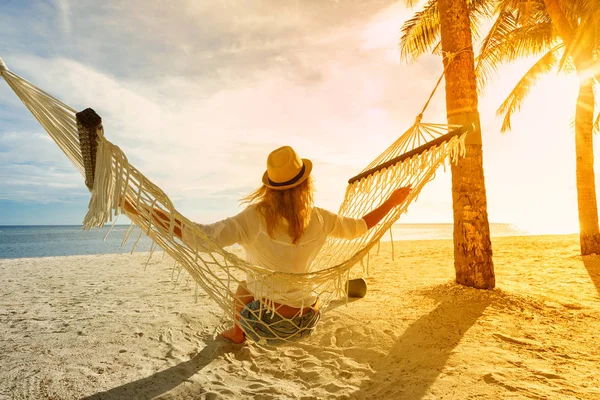 Mädchen Mit Hut Und Kokosnuss Sitzt Auf Hängematte Strand Und — Stockfoto