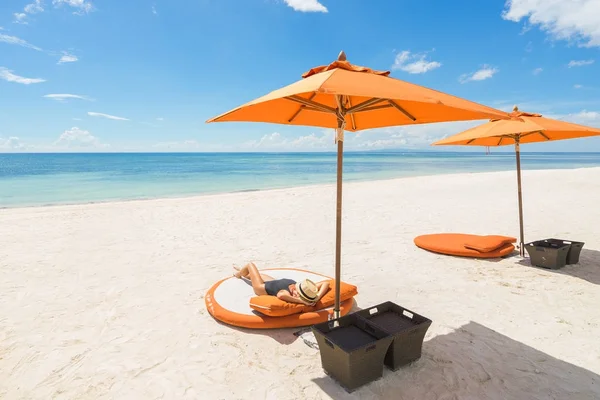 Mujer Traje Baño Negro Relajarse Playa Concepto Vacaciones — Foto de Stock