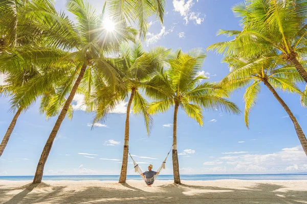 Turista Sombrero Sentado Hamaca Playa Entre Palmeras Concepto Viajes Vacaciones — Foto de Stock