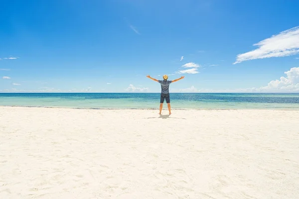 Hombre Feliz Con Las Manos Alto Playa Vista Trasera Vacaciones — Foto de Stock