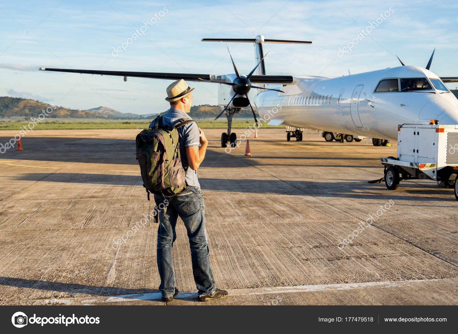 Travel Concept Traveler Backpack Backpacker Airplane Airport — Stock