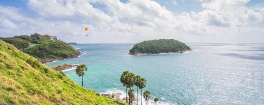 Phuket Island, Tayland Andaman Deniz Manzaralı. Mavi gökyüzü ve Turkuaz rengi deniz. Afiş