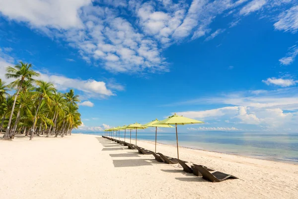Beautiful Beach Sunbeds Umbrellas Palms Blue Sky Clouds Sea Background — Stock Photo, Image