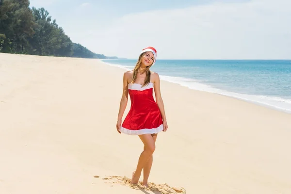 熱帯のビーチ クリスマスと新年の休暇の概念にミセス クロース コスチュームで美しい幸せな女 — ストック写真