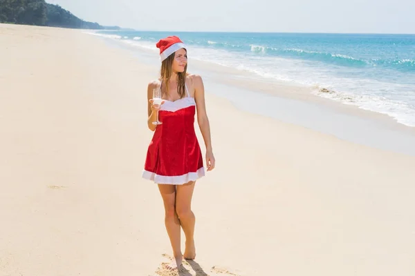 Piękna Młoda Kobieta Czerwone Ubrania Bożego Narodzenia Plaży Szampanem Lampka — Zdjęcie stockowe