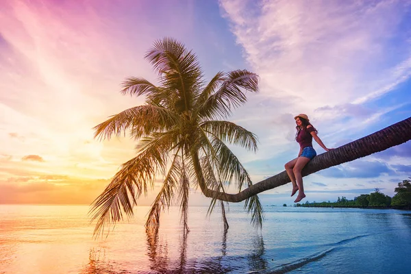Κορίτσι Στο Καπέλο Κάθεται Στην Παλάμη Παραλία Και Στο Ηλιοβασίλεμα — Φωτογραφία Αρχείου