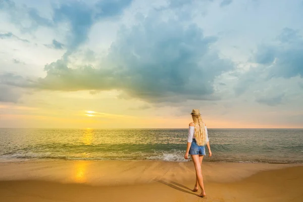 Chica Puesta Sol Joven Hermosa Mujer Caminando Por Playa Mirando — Foto de Stock