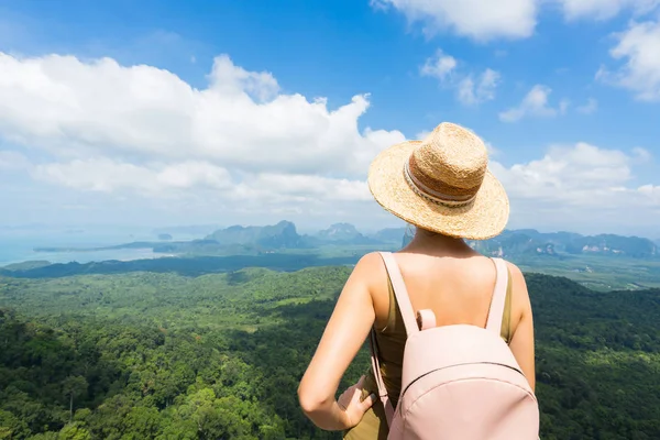 Jeune Femme Chapeau Avec Sac Dos Bénéficiant Une Vue Imprenable — Photo