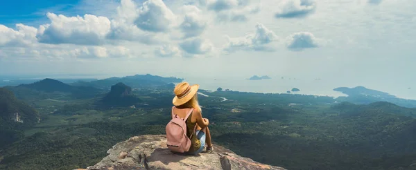 Junge Frau Mit Rucksack Die Vom Gipfel Des Berges Einen — Stockfoto