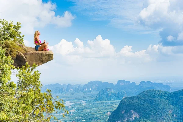 Lotus Yoga Poz Kayanın Tepesinde Oturan Sarışın Kadın Manzara Nefes — Stok fotoğraf