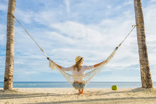 Kumsalda Hamakta Oturan Şapkalı Kadın Seyahat Tatil Kavramı — Stok fotoğraf