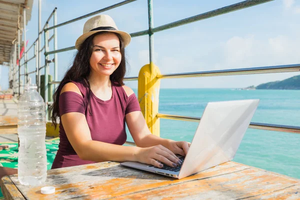 Wanita Bahagia Dengan Topi Turis Mengetik Laptop Gadis Yang Duduk — Stok Foto