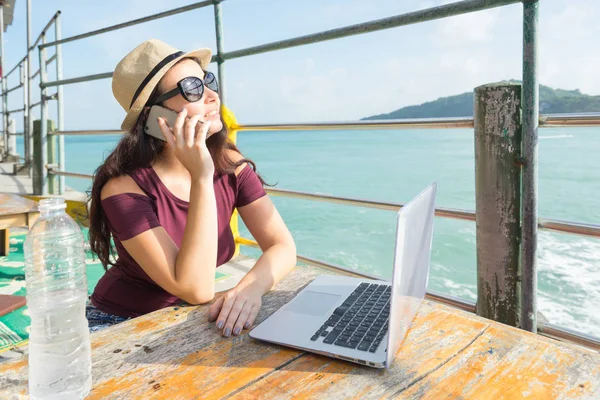 Wanita Dengan Laptop Dan Botol Air Duduk Kafe Pantai Dan — Stok Foto