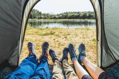Aile tatili. Baba, anne ve çocuk bacaklar ile çadır üzerinden görüntüleyin. Seçici odak.