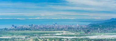 Arka plan gökyüzü ve Kafkas Dağları ile Batum kenti Panoraması.