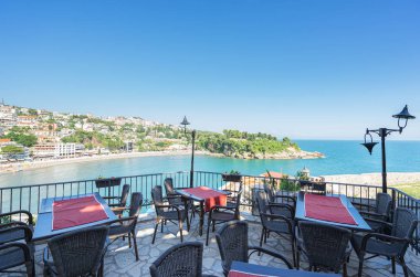 Ulcinj Old Town, Karadağ denize bakan Restoran teraslar