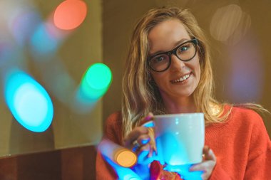 Mutlu güzel olan kadın kahve fincanı. Renk tonlu. Yüzünde odaklanmak.