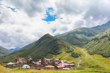 Geleneksel eski Svan kuleleri ve machub evde Ushguli Köyü, üst Svaneti, Georgia. Ushguli - Avrupa'nın en yüksek köy.