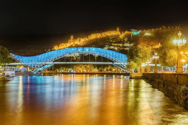 Narikala Fortress Osvětlený Most Míru Řekou Kura Tbilisi Gruzie — Stock fotografie