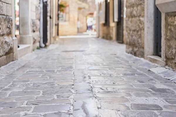 Eski şehir sokak Budva, Karadağ. Seçici odak.