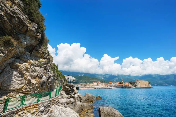 Inhägnade Gångväg Runt Klippan Gamla Stan Budva Och Bergen Bakgrunden — Stockfoto