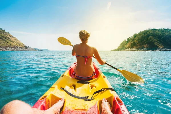 Donna Uomo Esplorano Calma Baia Tropicale Con Montagne Calcaree Kayak — Foto Stock