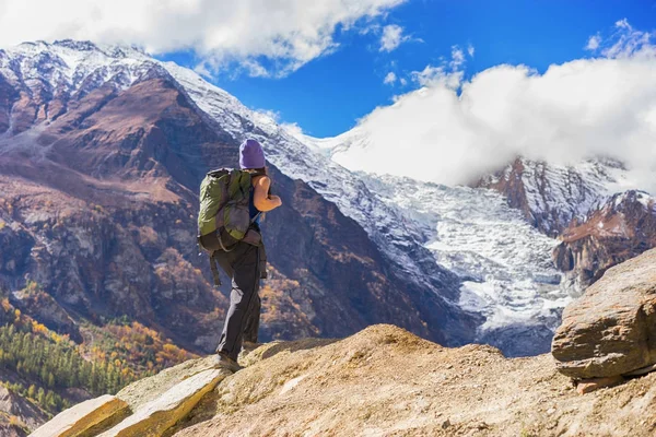 Concetto Viaggio Escursionista Con Zaino Godendo Vista Sulle Splendide Montagne — Foto Stock