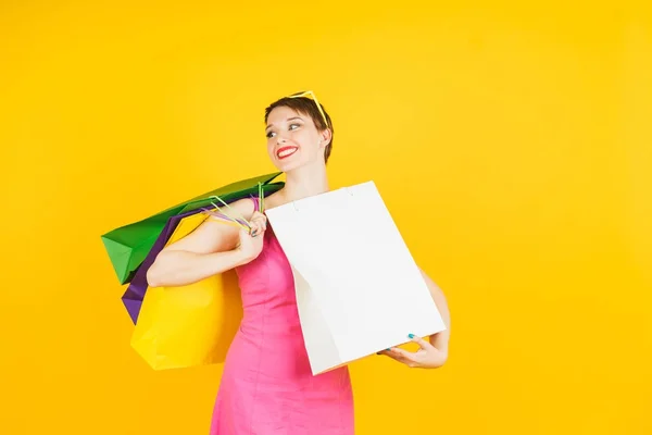 Sorrindo Menina Bonita Com Sacos Compras Fundo Amarelo Estúdio — Fotografia de Stock