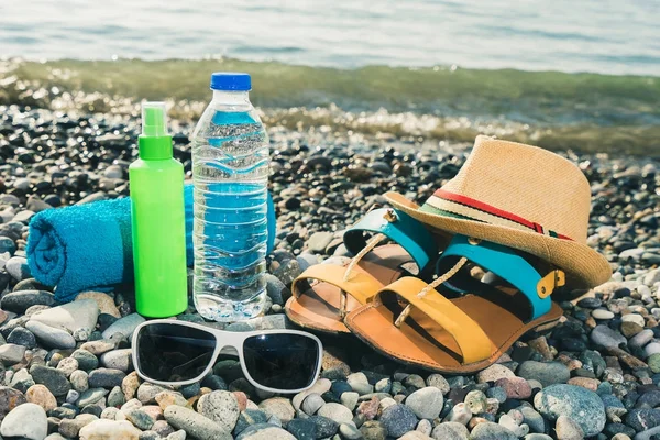 Concepto Vacaciones Esenciales Playa Del Mar Botella Agua Potable Toalla — Foto de Stock