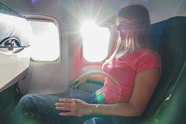 Une Femme Heureuse Dans Avion Passager Assis Dans Aéronef — Photo