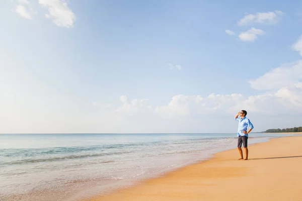 Uomo Piedi Sulla Spiaggia Guardando Sul Mare — Foto Stock