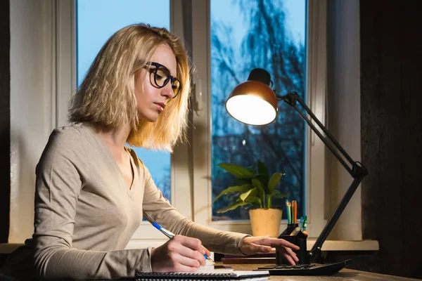 노트북 계산기 여자입니다 계산기를 테이블에서 계산을 가정에서 메모를 안경에 — 스톡 사진
